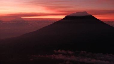 Bu görkemli manzarayla doğanın dehşetini yakalayın. Sıcak bir günbatımında bulutları delip geçen dağ zirvelerine tanık olun. Seyahat, macera ve peyzaj projeleri için ideal. Keşfedin