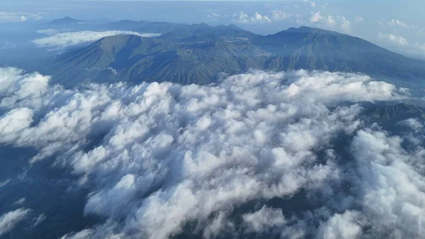 Yoğun bir bulut örtüsünün üzerinde yükselen dağ zirvelerinin dingin güzelliğini yakala. Seyahat, doğa ya da ilham verici içerik için ideal. Huzur ve macera hissi uyandırıyor.