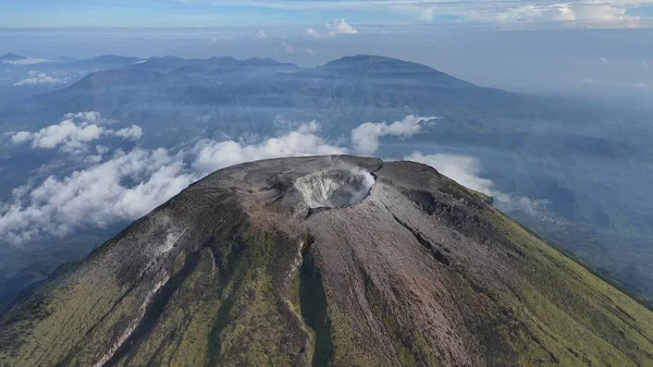 Krateriyle görkemli bir volkanın havadan görünüşü, sakin bir gökyüzünün altındaki manzara. Doğanın güzelliği ve jeolojik oluşumu. Seyahat, bilim, çevre ve macera için mükemmel