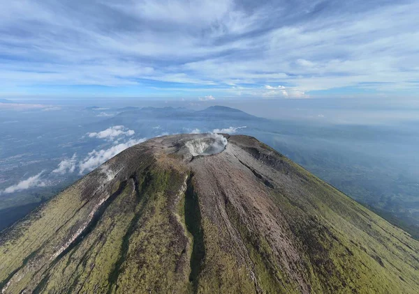 Bir volkanın havadan çekilmiş görüntüsüyle doğanın güzelliğini yakalayın. Bir merak ve macera hissi uyandırıyor, seyahat, çevre ve manzara projeleri için mükemmel.