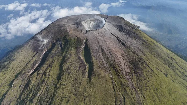 Görkemli bir volkanın havadan çekilmiş görüntüsüyle doğanın ham gücünü yakalayın. Seyahat, jeoloji ya da çevresel temalar için mükemmel. Gücünü ve çarpıcı güzelliğini göster. Turizmde kullan