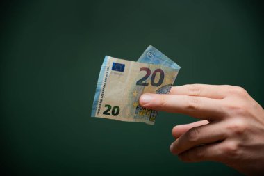 Elinde 20 euro nakit para var.