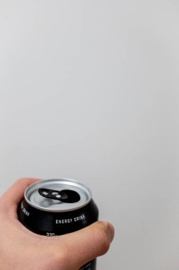 Elin açık, siyah, ferahlatıcı bir enerji kutusu.