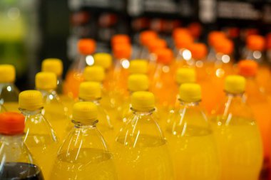 Plastik Şişelerde Sarı ve Turuncu İçecekler