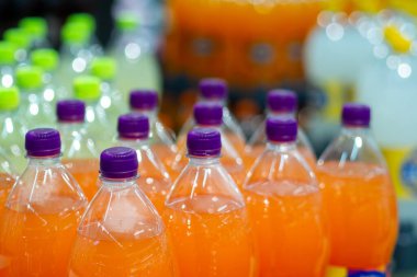 Serinletici portakal içecekleri rafta dizilmişti.