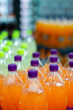 Temiz Plastik Şişelerde Portakal İçecekleri Tazeleniyor