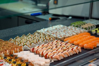 Lezzetli suşi ruloları ve sashimi sergileniyor. Restoran menüsü ya da yemek reklamı için mükemmel.