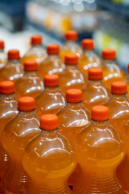 Portakallı soda şişeleri bir mağazanın rafında, satın alınmaya hazır.