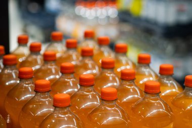 Markette sergilenen canlı portakallı soda şişeleri reklam ve pazarlama kampanyaları için mükemmel.