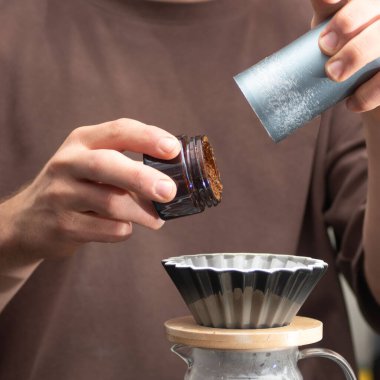 Bir fincan kahve dökülen adam.