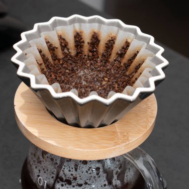 Kahve öğütücüsü ve kahve çekirdekleri..