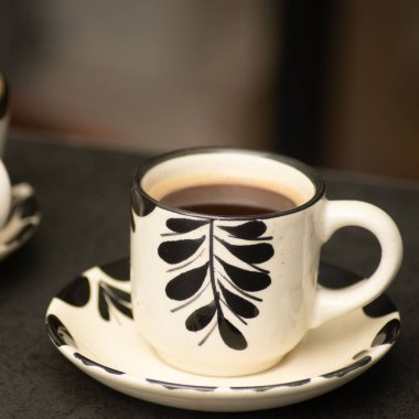 Beyaz fincanda siyah çay..