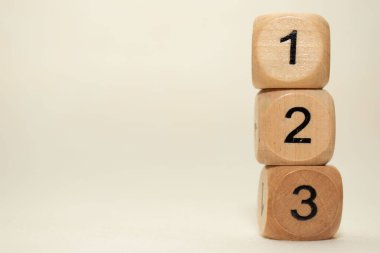 Açık arkaplandaki beyaz tahta küplerdeki sayı