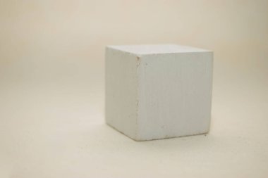 Beyaz arkaplanda beyaz tuğla duvar.