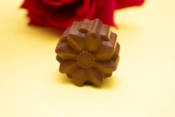 Çikolatalı kırmızı gül.