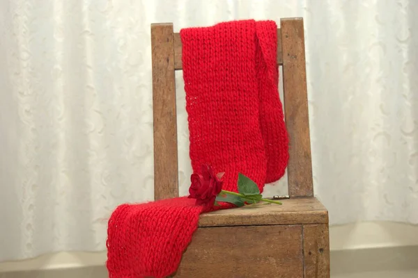 Ahşap bir sandalyede kırmızı bir kalple kırmızı Noel çorapları