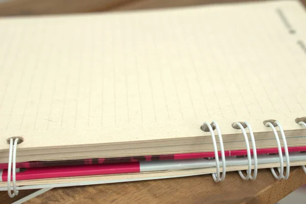 bir defter ve kalem.