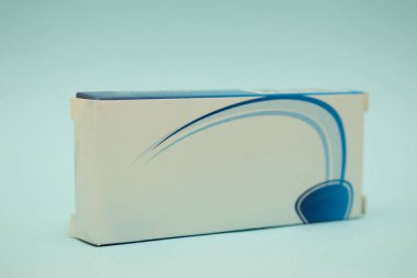 Beyaz arka planda mavi tıbbi kutu