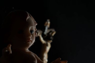 Bir oyuncak bebeğe yaklaş.