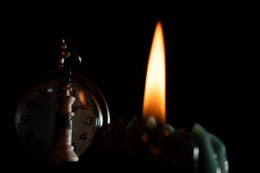 Gecenin içinde yanan mum