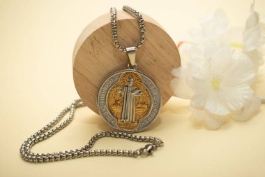 Tarafsız arkaplanda izole edilmiş Katolik dini madalyası, Hıristiyan inancı ve ruhanilik kavramı