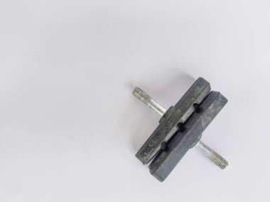 Beyaz arka planda metal cıvatalı bisiklet fren yastıklarını kapat