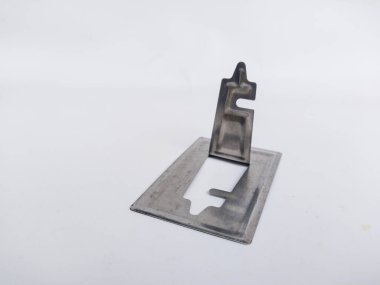 Tek metal köşeli parantez L şeklinde, beyaz arkaplanda izole