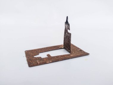 Beyaz arka planda izole edilmiş paslı bir sivrisinek bobininin yakın çekimi.