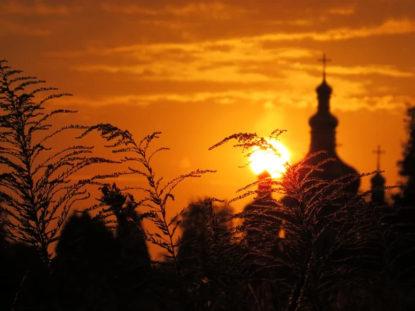 Grama de trigo contra o pôr do sol e da igreja — Fotografia de Stock