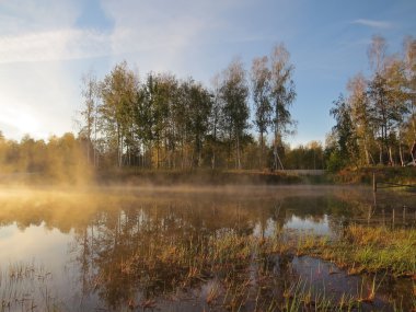 Gölün üzerinde gün doğumu.