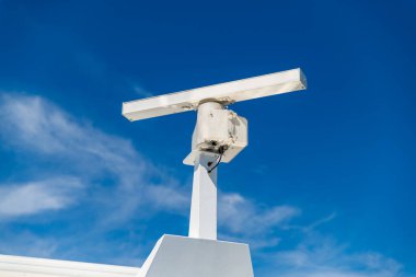 Gemide küçük radar, küçük navigasyon sistemi. Arkaplan mavi gökyüzü.