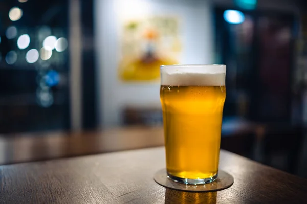 Bicchiere Birra Fredda Bar Una Scrivania Del Pub Gustosa Birra — Foto Stock