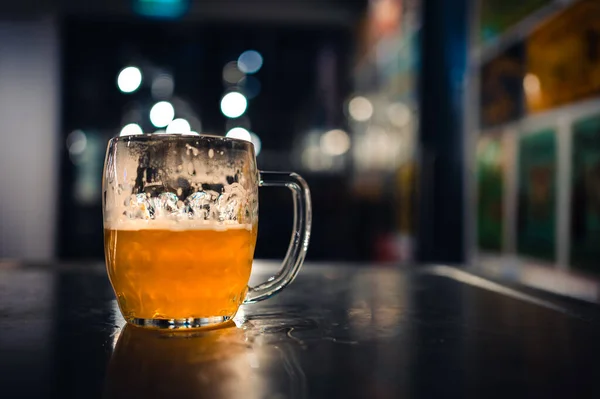 Bicchiere Birra Freddo Bar Una Scrivania Del Pub Mezzo Vuoto — Foto Stock