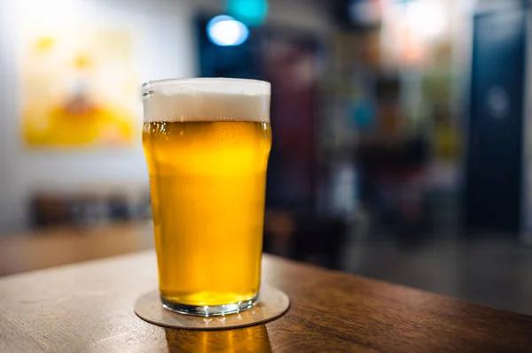 Bicchiere Birra Fredda Bar Una Scrivania Del Pub Gustosa Birra — Foto Stock