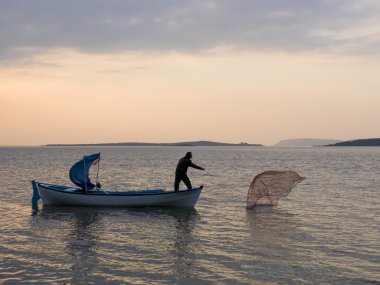 balıkçı düşünce göl günbatımı zamanı üzerinde net