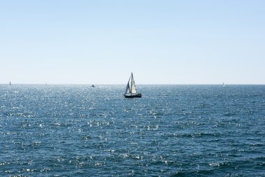 Denizde yelkenli teknesi