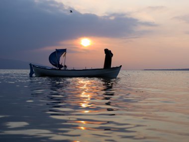 balıkçı düşünce göl günbatımı zamanı üzerinde net