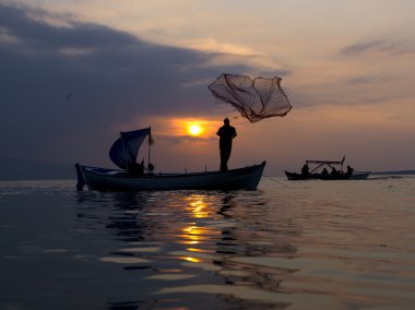balıkçı düşünce göl günbatımı zamanı üzerinde net