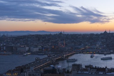 Istanbul'da Galata Köprüsü günbatımı Zamanı