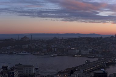 Istanbul'da Galata Köprüsü günbatımı Zamanı