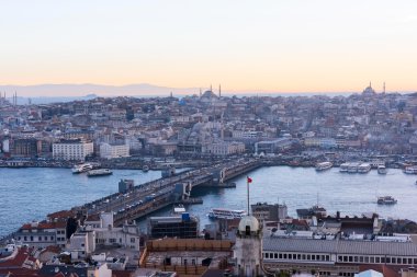 Istanbul'da Galata Köprüsü günbatımı Zamanı