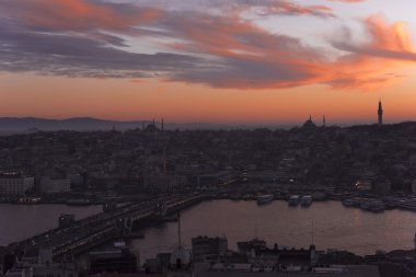 Istanbul'da Galata Köprüsü günbatımı Zamanı