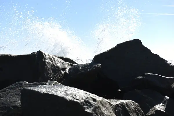 Larga exposición a la playa de Venecia con rocas en el mar —  Fotos de Stock