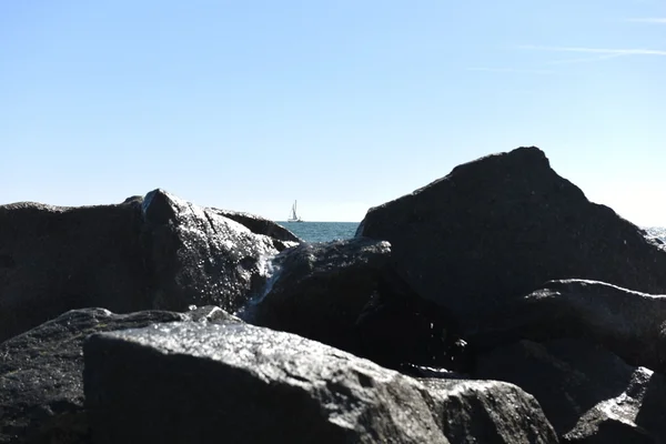 Dlouhá expozice střílel do Venice Beach s kameny na břehu moře — Stock fotografie