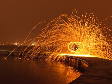 Çelik yün plajda, ışık gösterisi ile çelik yün