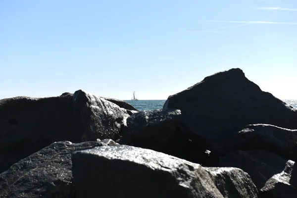 Lange belichtingstijd shot naar Venice Beach met rotsen aan de zee — Stockfoto