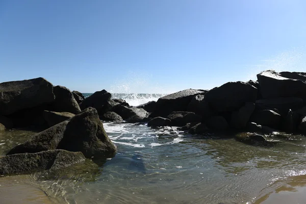 長時間露光撮影ベニス ビーチに海の上の岩 — ストック写真
