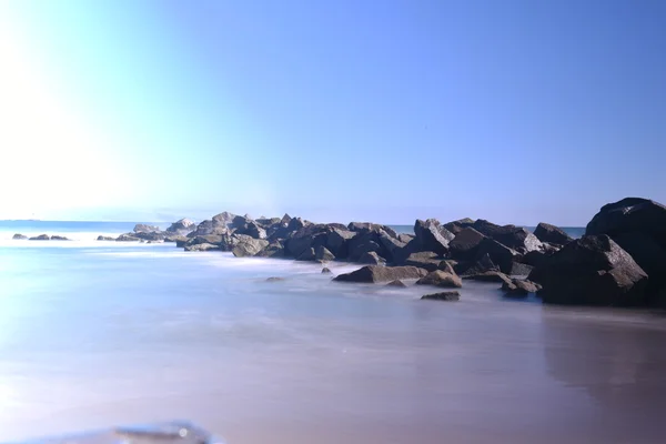 美しい岩と海とビーチで長時間露光を撮影 — ストック写真