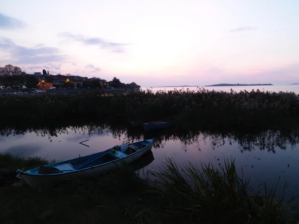 Nelayan dan perahu di danau Golyazi di kota Bursa — Stok Foto