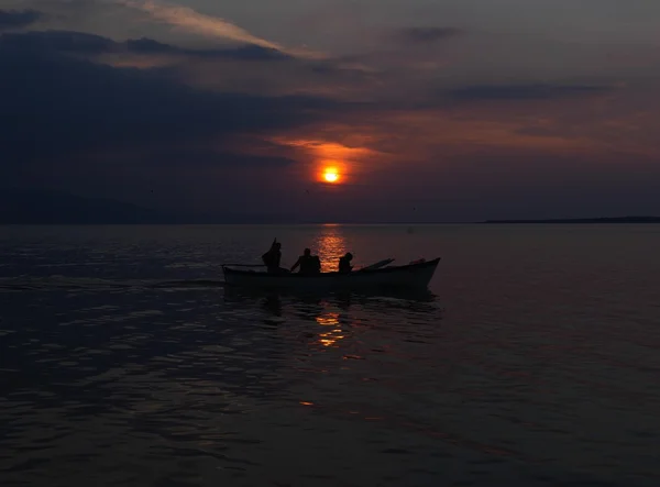 Pescador a través de la red al lago para la pesca — Foto de Stock